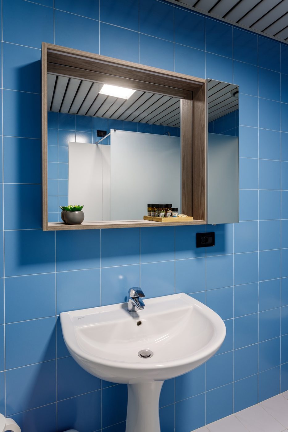 Bagno con sanitari e specchio