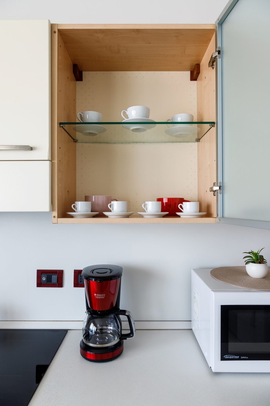 Cucina con piani di lavoro