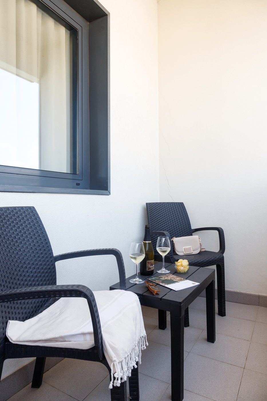 Terrazzo con aperitivo e sedute